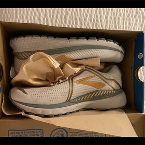 Brooks Adrenaline GTS 20 Running Women’s 11 NIB